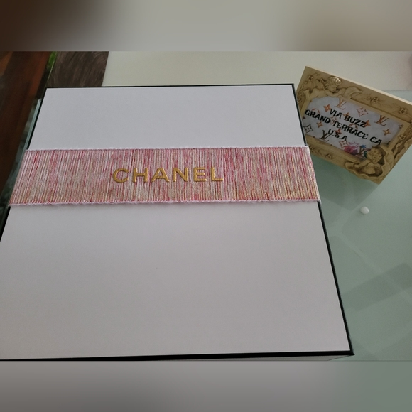 ⛔️SOLD!⛔️New Chanel Nail & Lipstick Gift Set! - Picture 12 of 13